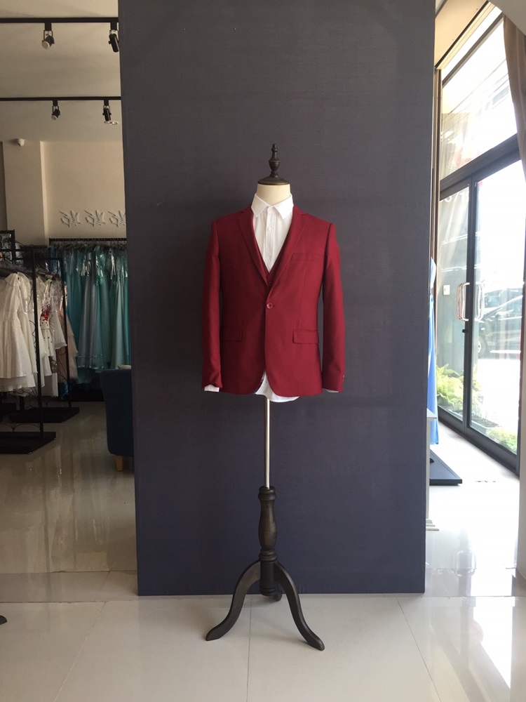 พร้อมเช่า ชุดสูทชาย สีไวน์แดง เข้ารูป พร้อมเสื้อกั๊ก