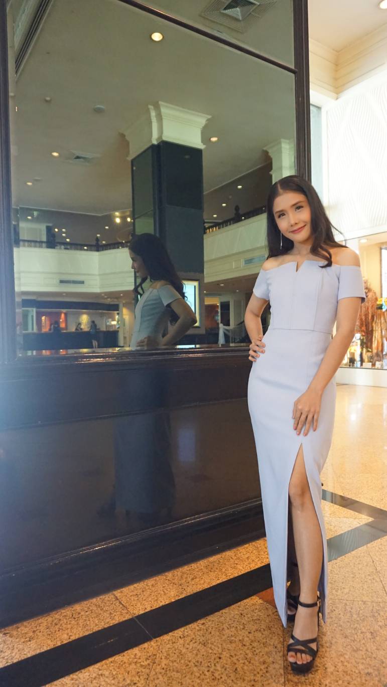 พร้อมเช่า ชุดราตรียาว ราตรียาว ชุดเดรส สีเทา ดีเทลเก๋ ปาดไหล่แขนสั้น กระโปรงผ่าหน้า