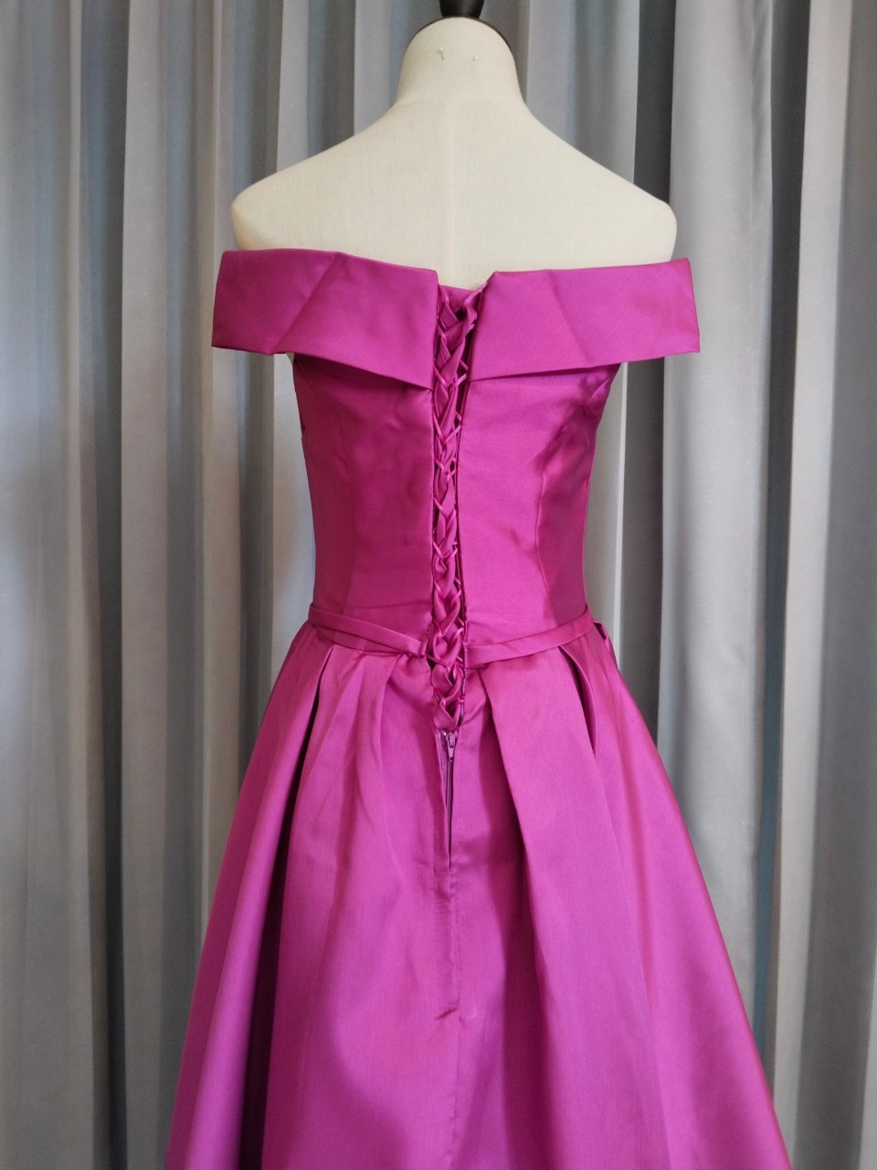 พร้อมเช่า ชุดราตรียาว แบบไหล่ปาด สไตล์วินเทจผ้าไหมดัชเชส กระโปรงทรงA แต่งโบว์2ชั้น ช่วงเอว สีม่วง (เชือกผูกหลัง)