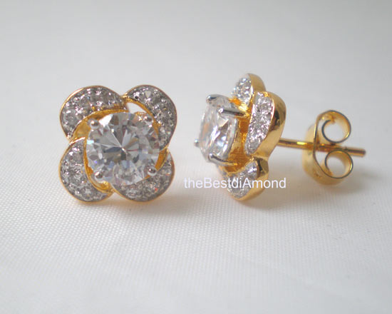 ===BE317+ต่างหูเพชรรูปกงจักร+ต่างหูหวานๆ ดูเป็นดอกไม้หรือกงจักรก็ได้ ทำเก๋เพชรเม็ดกลางใหญ่ ครึ่งกะรัต(5 mm)ฝังแบบหนามเตย 4 จุด และล้อมด้วยเพชรเล็กๆ