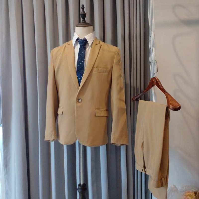 พร้อมเช่า ชุดสูทชาย สีน้ำตาลทอง รุ่นกระดุมเดียว เนื้อผ้าเบาใส่สบาย