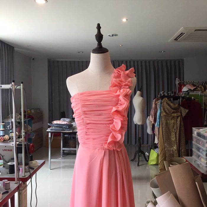 พร้อมเช่า ชุดราตรียาว ไหล่เดียว จับจีบตลอดช่วงเอว แต่งระบายไหล่ซ้าย เรียบหรู สีฟ้า