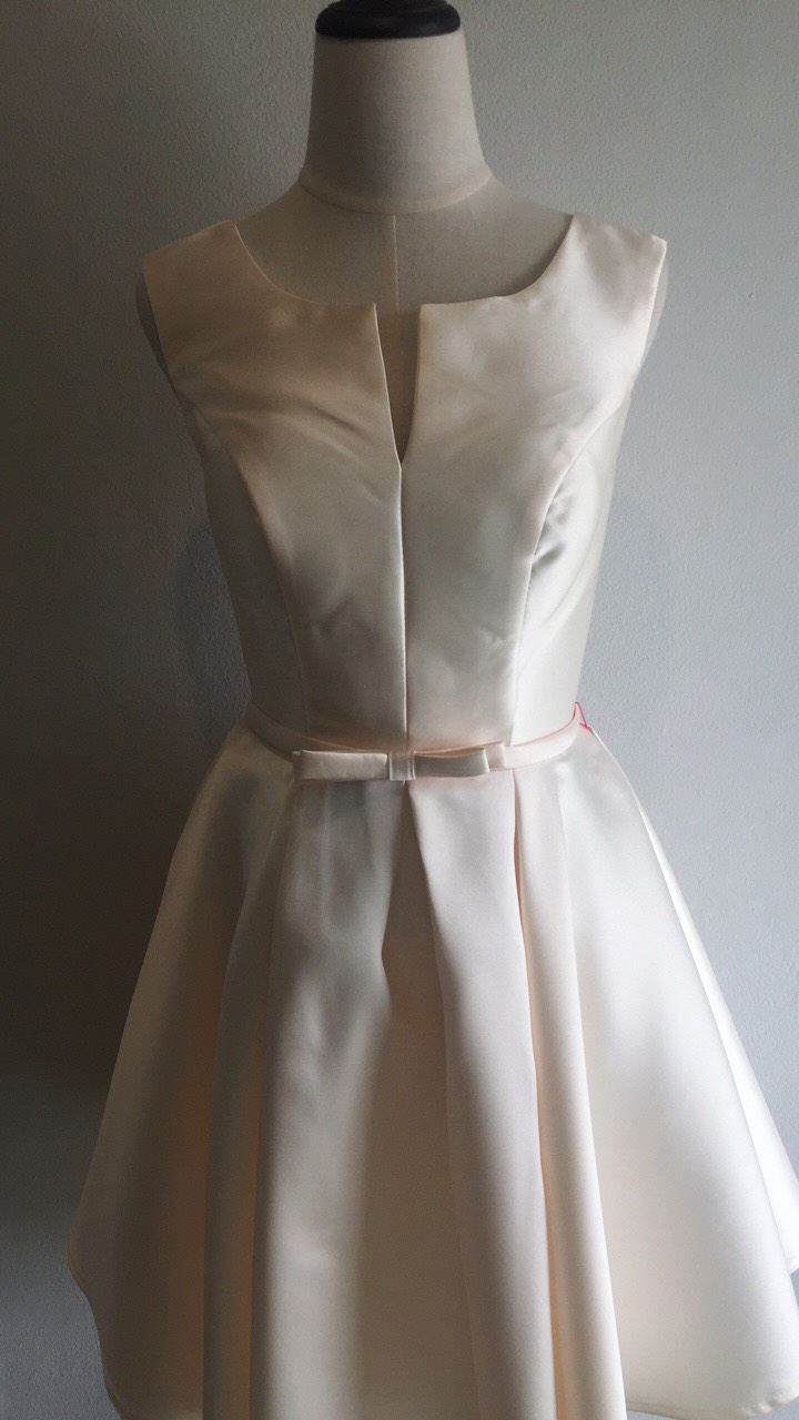 พร้อมเช่า ชุดราตรีสั้น แบบแขนกุด ผ้าซาตินเรียบหรู กระโปรงทรงA แต่งโบว์2ชั้น ช่วงเอว สีครีม Champagne (เชือกผูกหลัง)