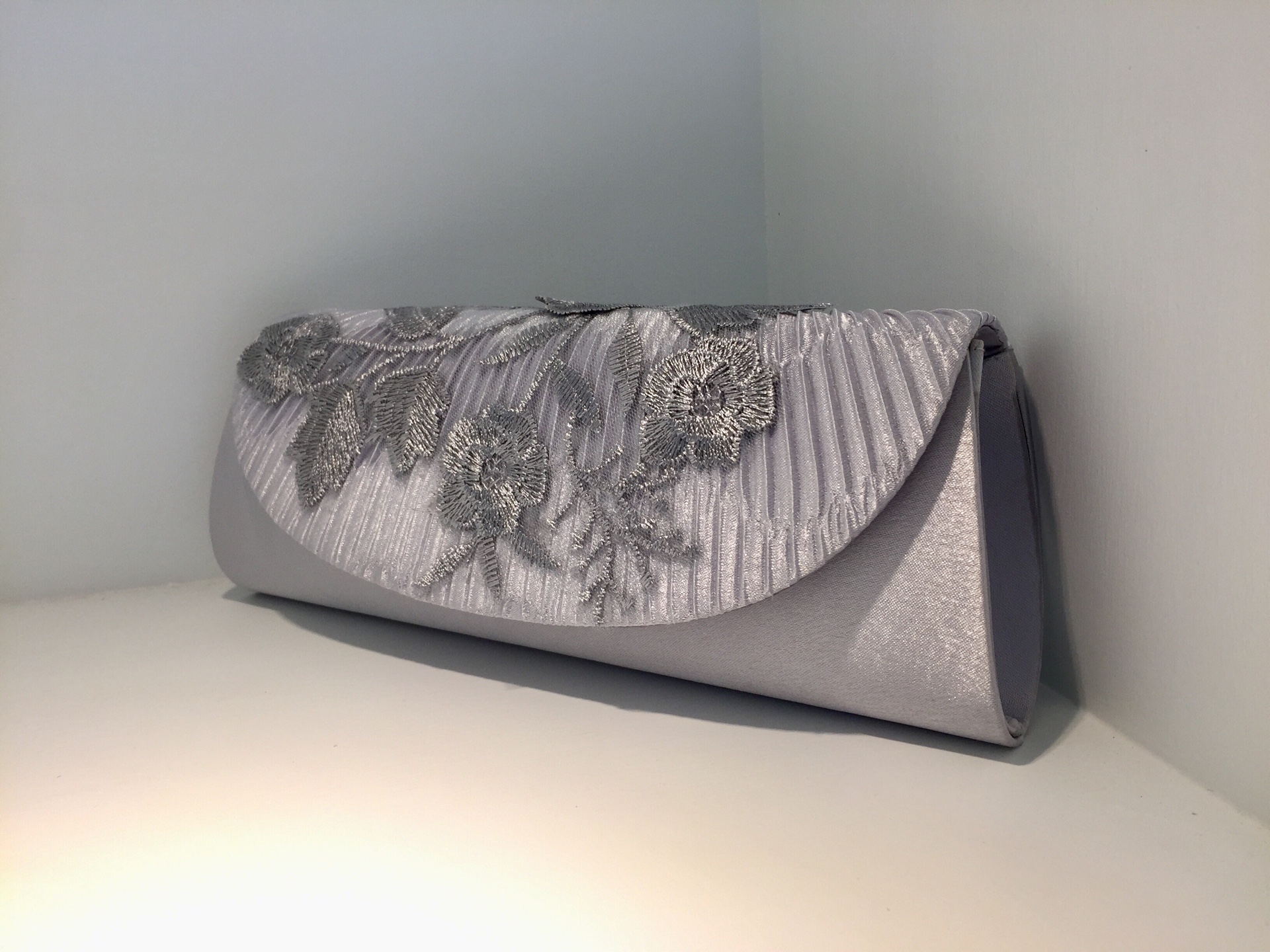 พร้อมส่ง Evening Clutch กระเป๋าออกงาน สีเทา แต่งดอกไม้