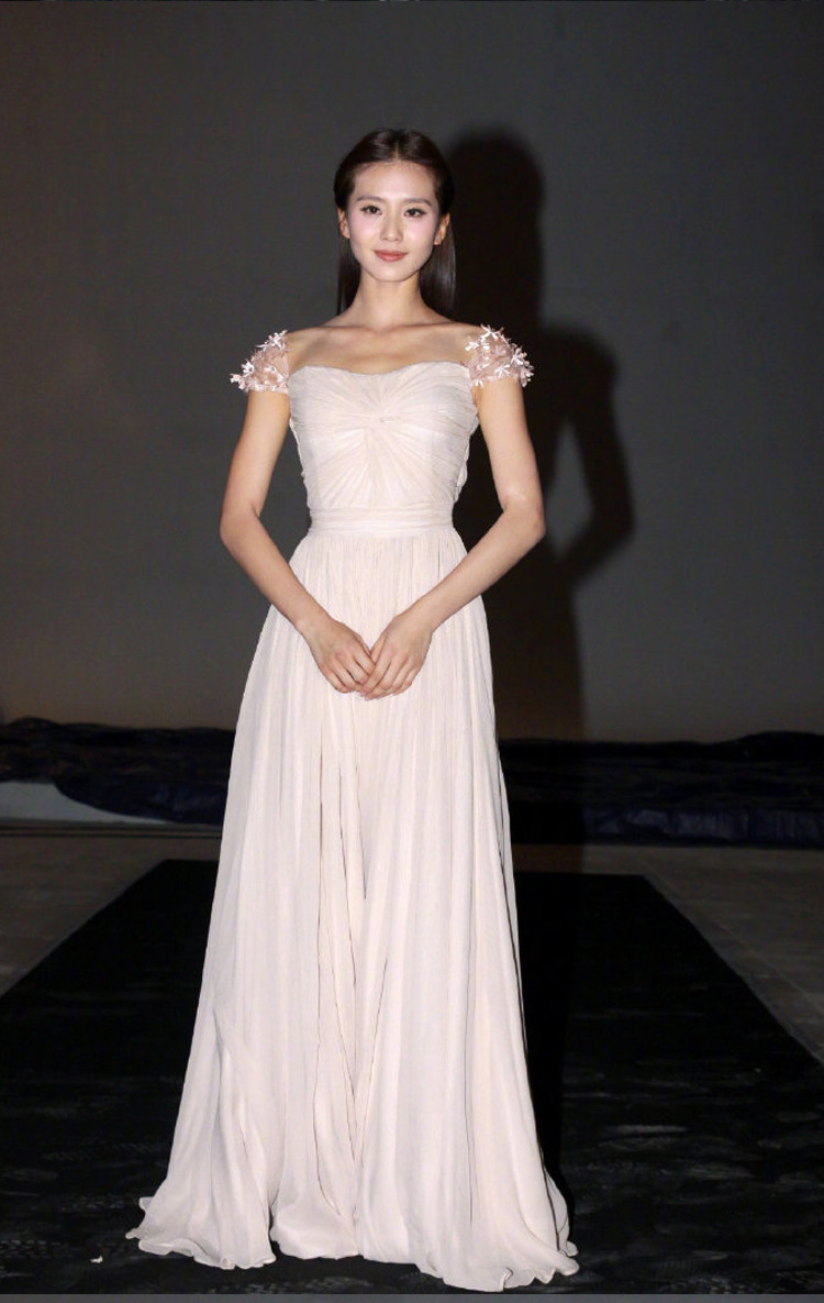 พร้อมส่ง ชุดราตรียาว สีขาว จับเดรปอกรูปหัวใจ ไหล่แต่งดอกไม้ 3 มิติสวยหวาน