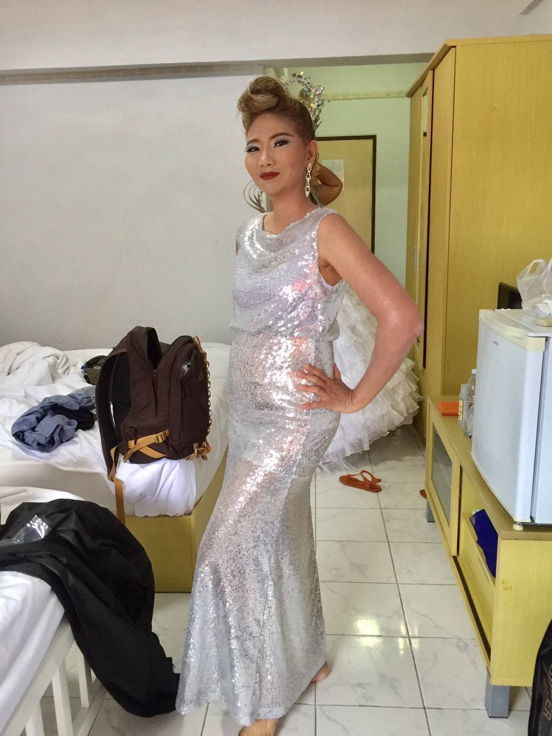 พร้อมเช่า ชุดราตรีแนวGatsby ปักเลื่อม แขนกุดเข้ารูป ออกงานกลางคืน ด้านหลังเป็นซีทรูแนวเซ็กซี่ สีเงิน (ซิปหลัง)