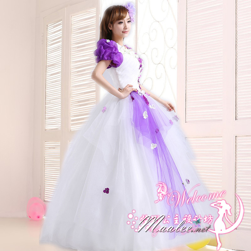 พร้อมเช่า ชุดแฟนซี ชุดราตรียาว ไหล่เฉียงแขนตุ๊กตา สีม่วง ขาว แต่งดอกไม้สามมิติ