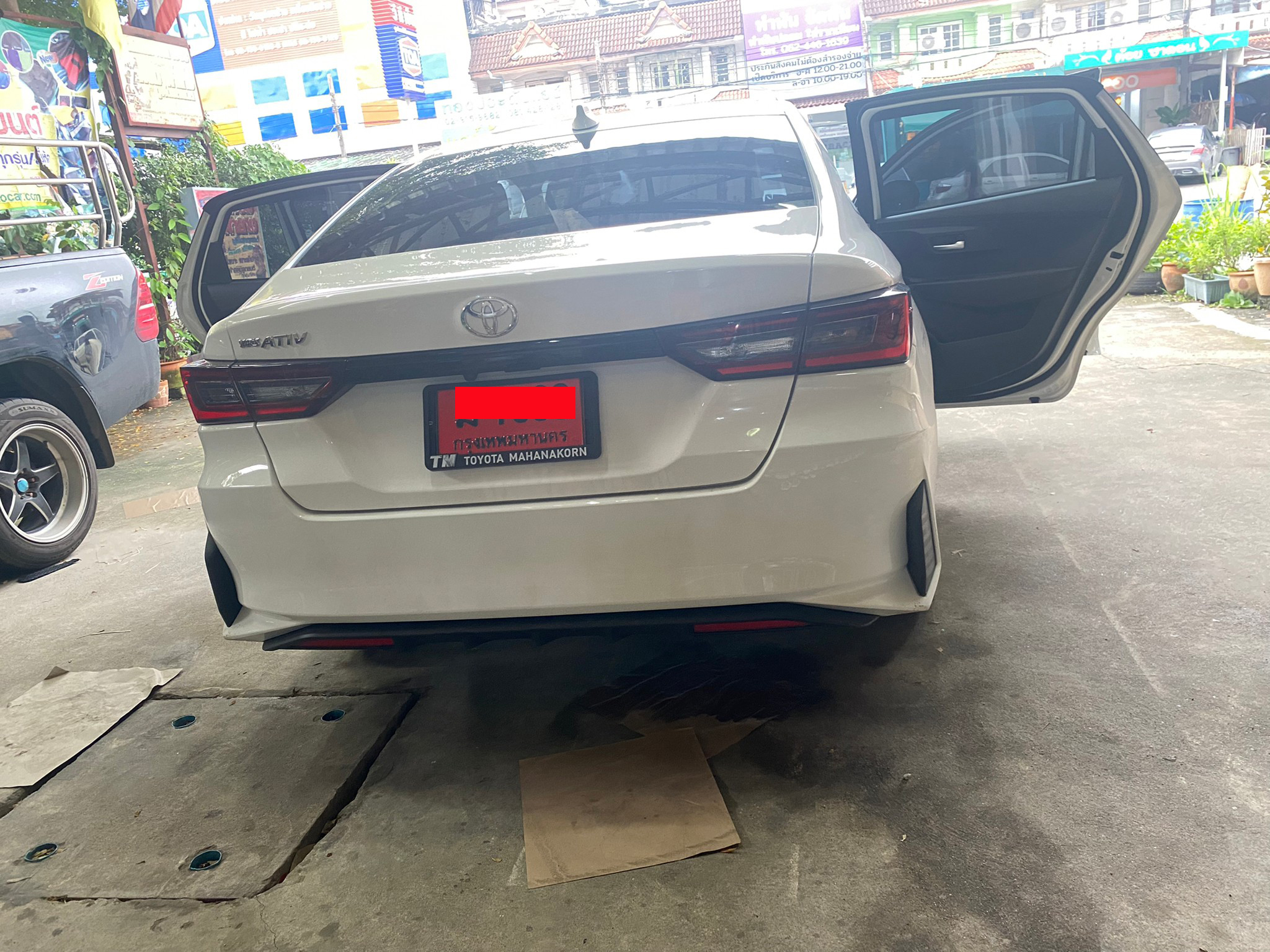 พรมปูพื้นรถยนต์ Toyota Yaris Ativ 2023 ปูพรม7D สีดำด้ายทอง เสริมด้วยพรมดักฝุ่นสีเทา เข้ารูป