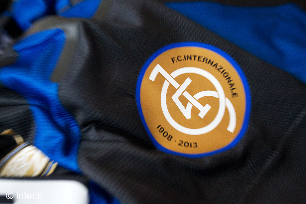 อาร์มสัญลักษณ์ ฟุตบอล สโมสรอินเตอร์ มิลาน - '105 F.C.INTERNAZIONALE 1908-2013' ที่ระลึกการครบรอบ 105 ปี สโมสร PLAYER SIZE ใหม่ / INTER MILAN Football Club PLAYER SIZE Commemorative Football Patch/Badge - '105 F.C.INTERNAZIONALE 1908-2013