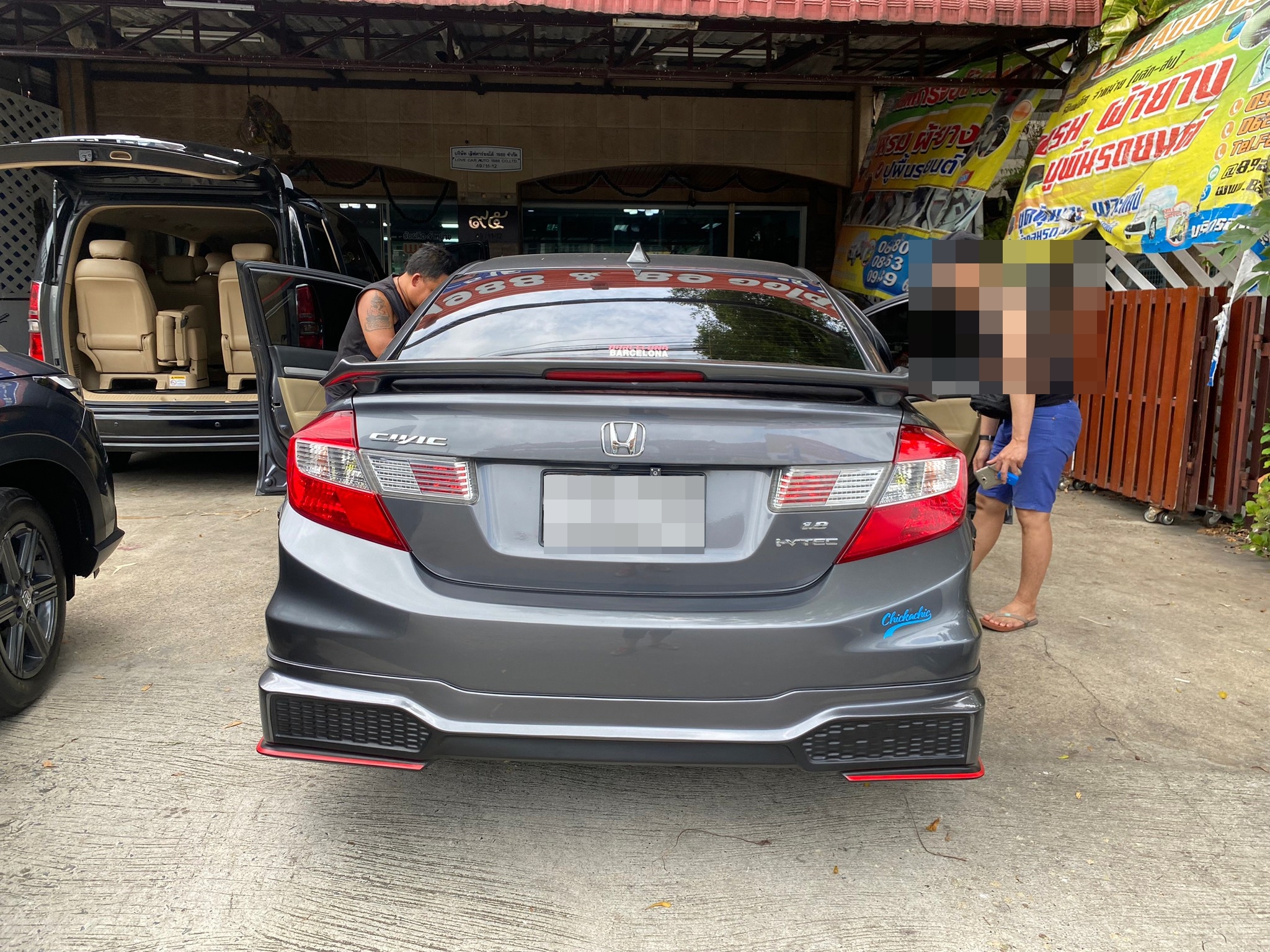 พรมปูพื้นรถยนต์ Honda Civic FB VVIP สีแดงไวน์ด้ายทอง พรมเข้ารูปสวยหรู กันน้ำ กันฝุ่น ทำความสะอาดง่าย โดย 89autocar