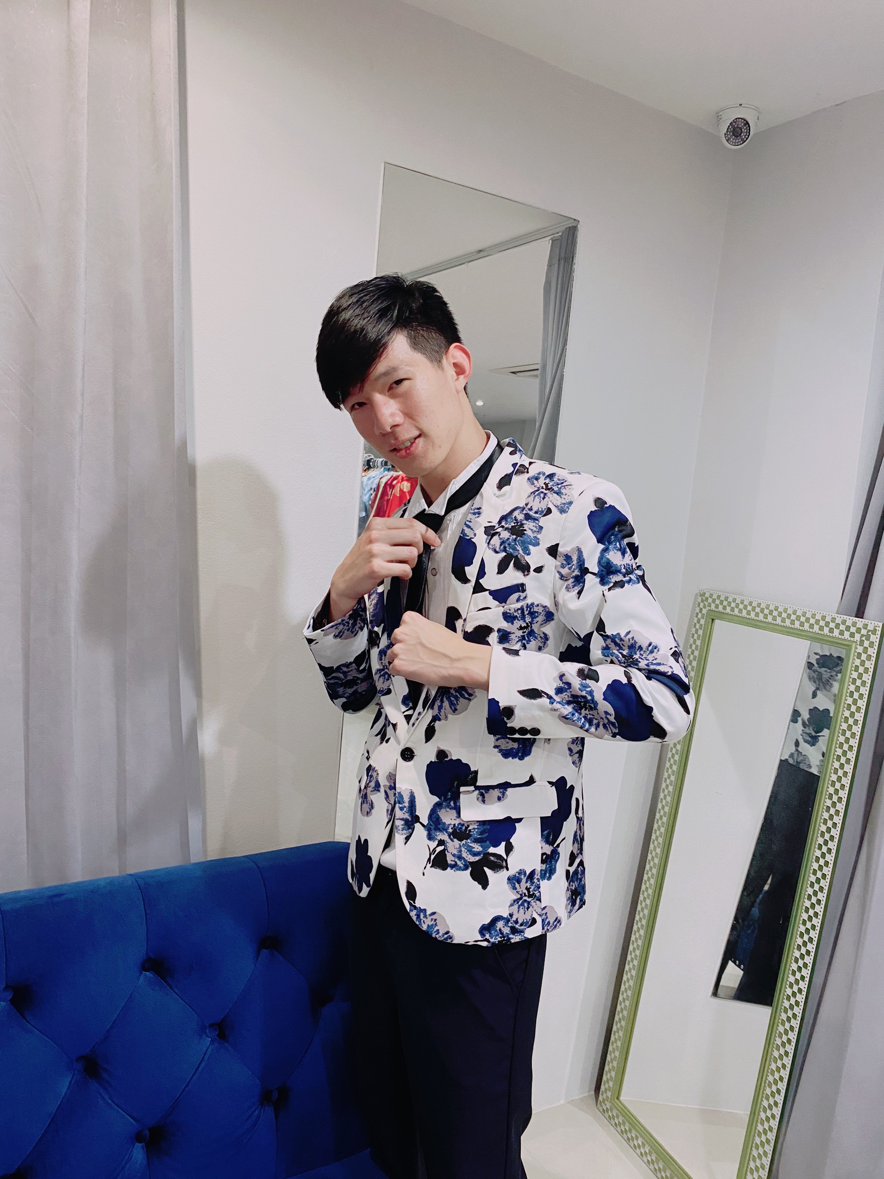 พร้อมเช่า ชุดสูท สูทชาย สีขาว พิมพ์ลายดอกไม้โทนน้ำเงิน แนวแฟนซี (ไม่มีเสื้อกั๊ก)