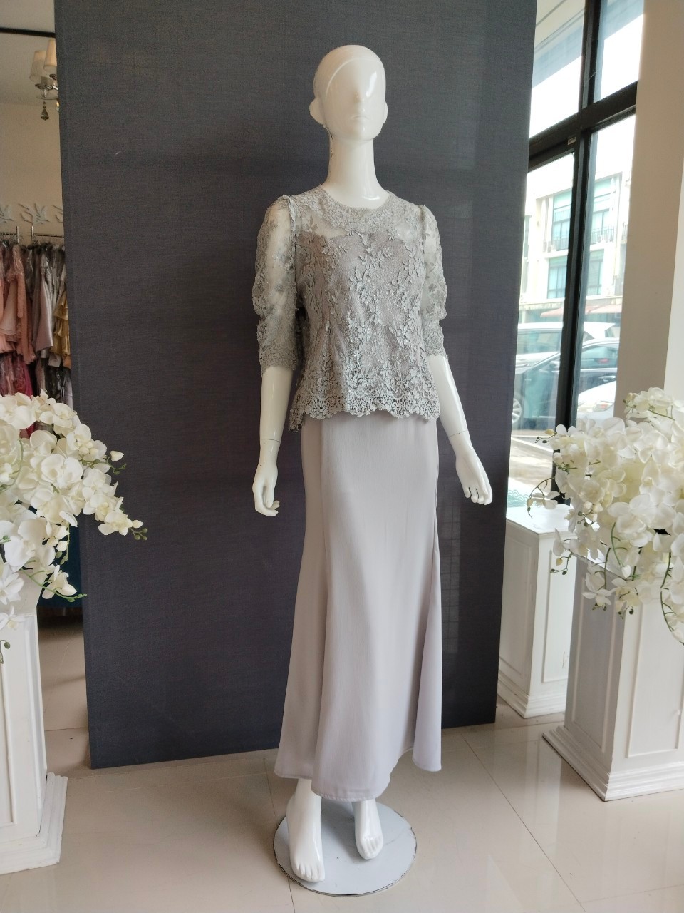 พร้อมเช่า ชุดเสื้อลูกไม้ คอกลม สีเทา แขนตุ๊กตาสามส่วน กระโปรงทรงหางปลา