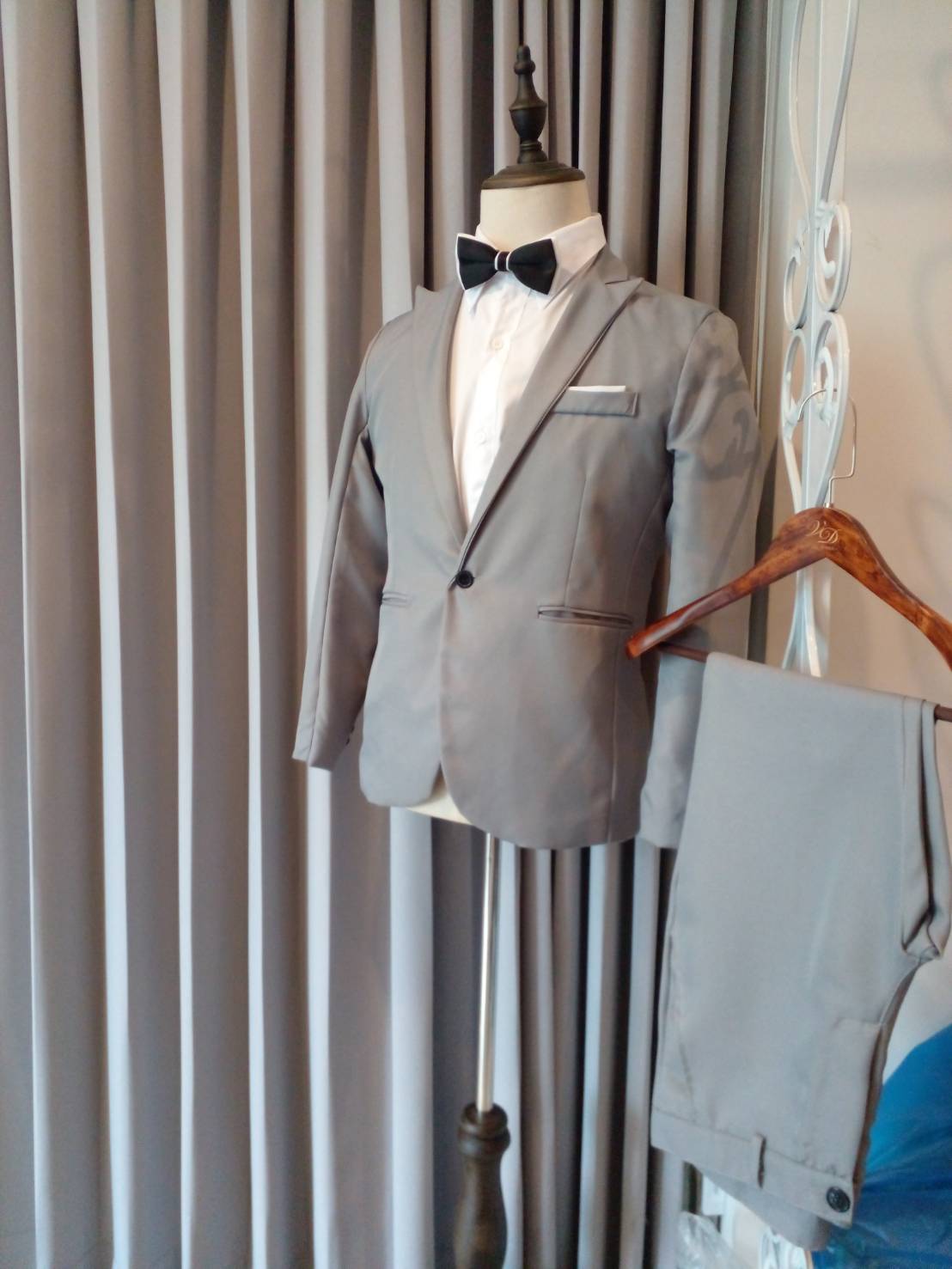 พร้อมเช่า ชุดสูทชาย (สูทแฟชั่น) เนื้อผ้าใส่สบาย สีเทา (ไม่มีเสื้อกั๊ก)