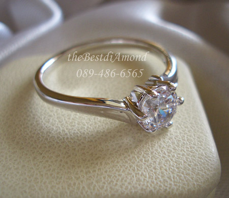 BR952RD+++แหวนเพชรเม็ดเดี่ยวขนาดกลาง+++เรียบ หรูหรา ดูดีมีระดับ ใส่แทนแหวนแต่งงานได้เลย เพชรตรงกลางขนาด 50 สต(5.2 mm)เพชรวิ๊งๆเลยค่ะ