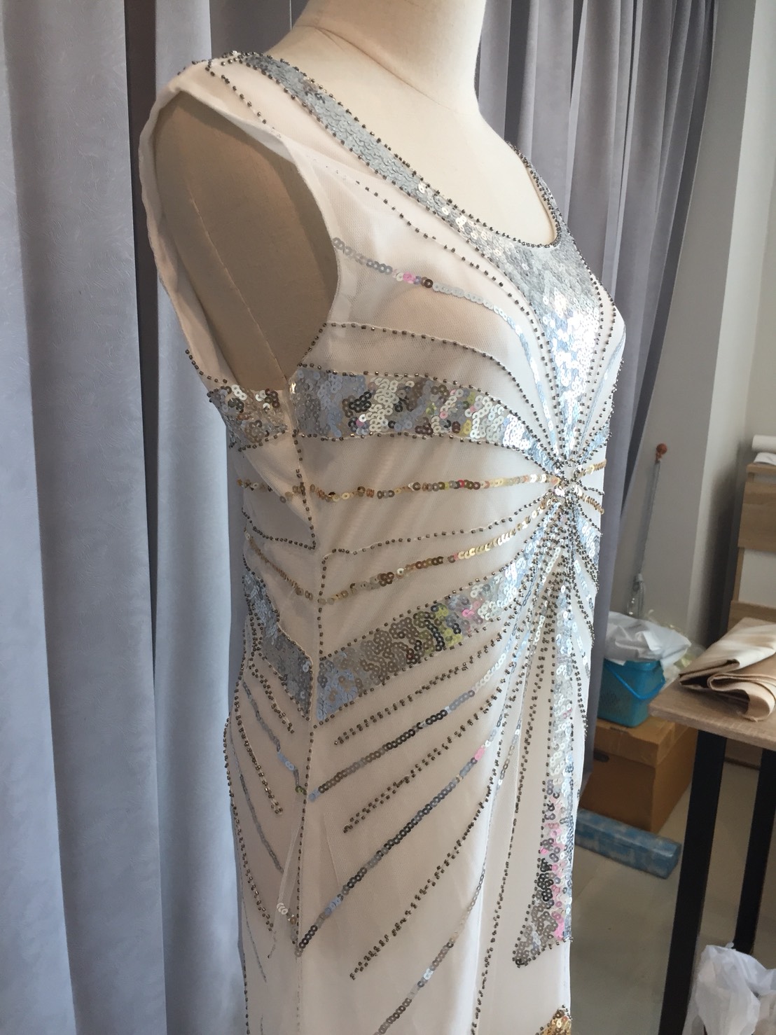 พร้อมเช่า ชุด Gatsby ออกงาน แต่งเลื่อม กระโปรงพริ้วสวย สีเงินวิ้งๆ