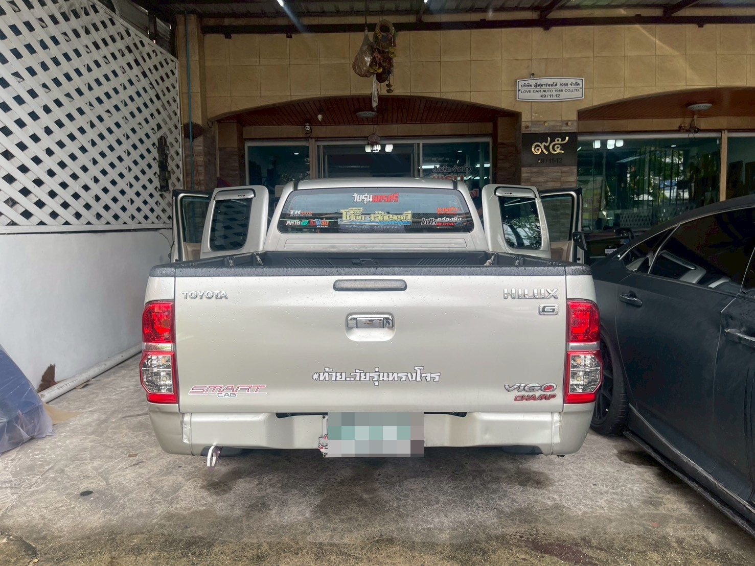 พรมปูพื้นรถกระบะ toyota vigo cab ปูพรมVVIP ด้ายคู่ สีชมพูด้ายทอง + ไวนิลดักฝุ่นสีดำ