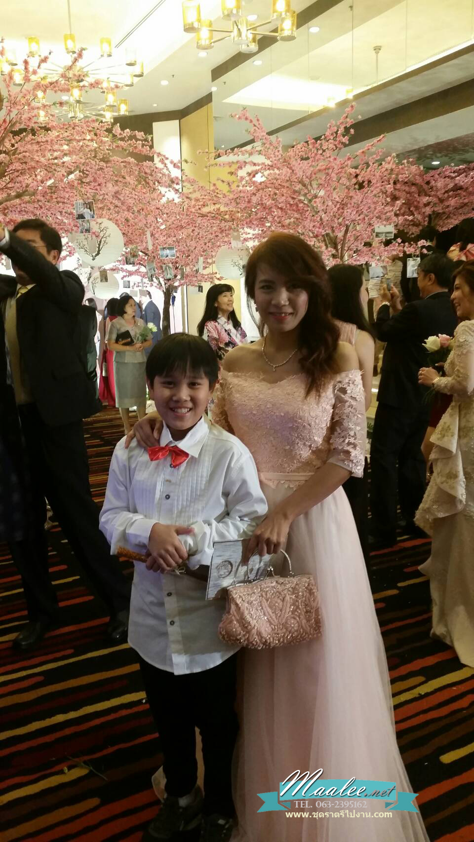 พร้อมเช่า ชุดราตรียาว แบบไหล่ปาด แขนยาว สีชมพูโอโรส กระโปรงตาข่ายเก็บชายอย่างดี อก Sweet Heart เนื้อลูกไม้ (เชือกผูกหลัง)