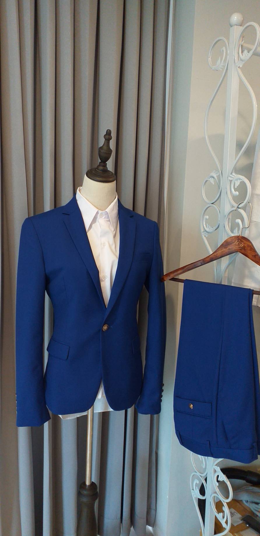 พร้อมเช่า ชุดสูทชาย สีน้ำเงินเข้ารูป แต่งกระดุมทอง (ไม่มีเสื้อกั๊ก)