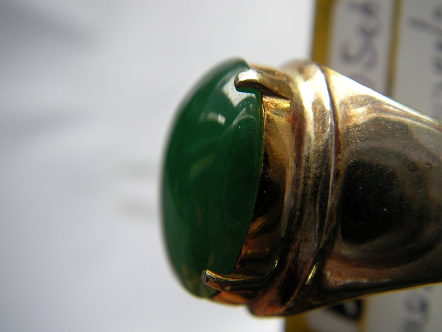 หยกพม่า jadeite หรือ jade สีเขียวแปร เนื้อเนียนสวย อวบอูมนูนเด่น ขนาด 12.8x14x4.8 mm. นน. 7.05 ct.