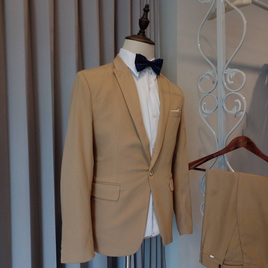 พร้อมเช่า ชุดสูทชาย สีน้ำตาลทอง รุ่นกระดุมเดียว เนื้อผ้าเบาใส่สบาย