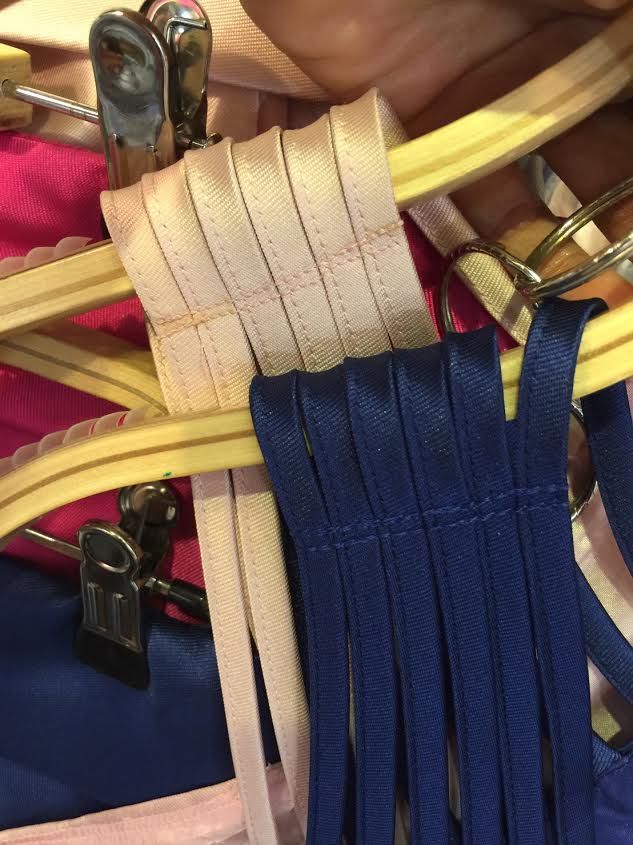 พร้อมเช่า ราตรีสั้น ชุดเดรสเดรสเนื้อไหม ทรงเข้ารูป เส้นสายไหล่สวยเรียงเส้น สีทอง