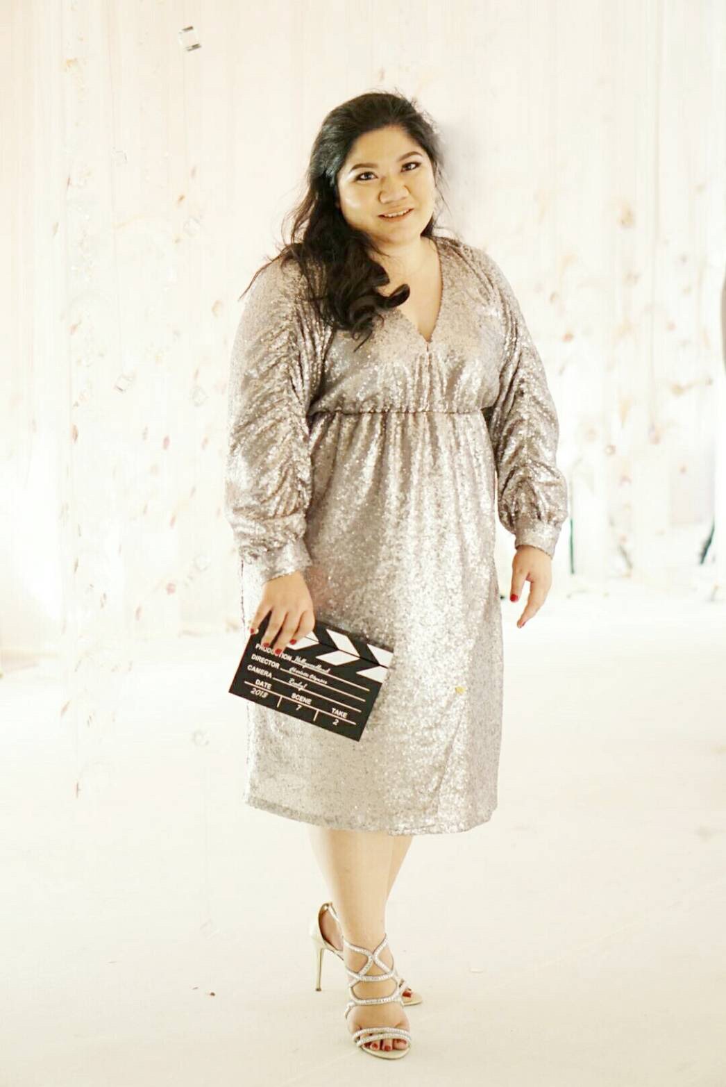 พร้อมเช่า ชุดราตรีสั้น สำหรับสาวอวบ แขนยาว คอวี ปักเลื่อม สีเทาเงิน