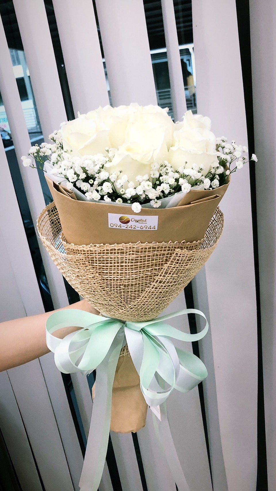 ช่อดอกกุหลาบขาวทรงกลม พร้อมตกแต่ง สามารถเปลี่ยนสีได้ ช่อดอกไม้ขอแต่งงาน