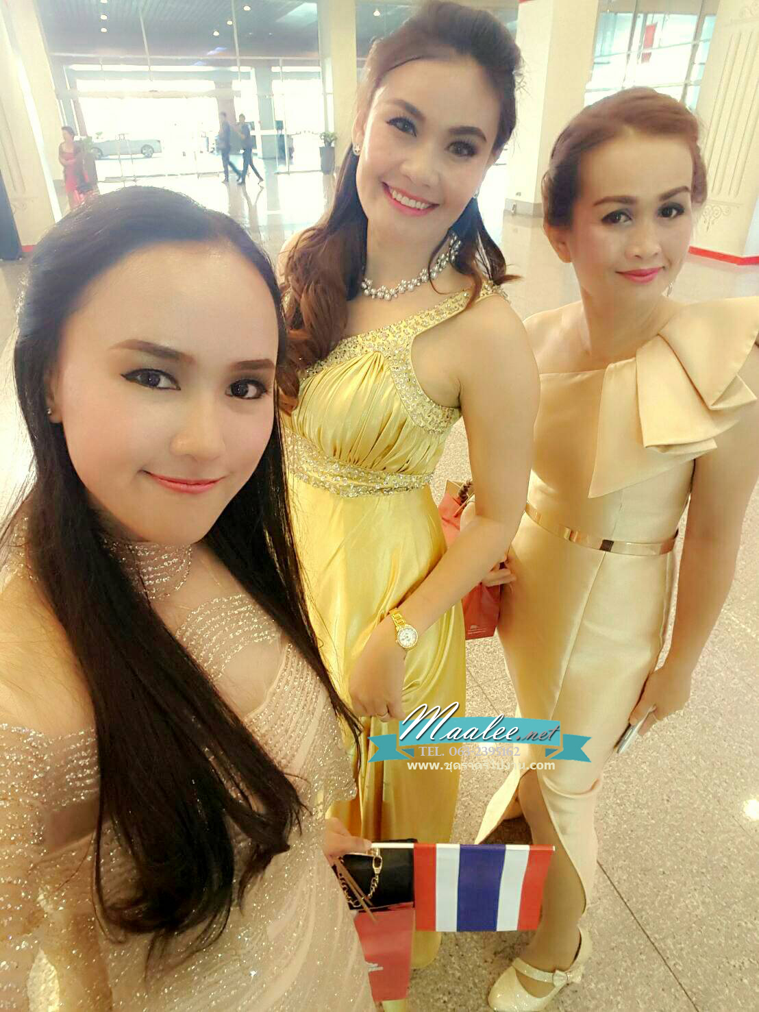 พร้อมเช่า ชุดราตรียาว สายเดี่ยว ผ้าซาติน สีทอง อกจับจีบตีเกล็ด ปักเลื่อมหรู