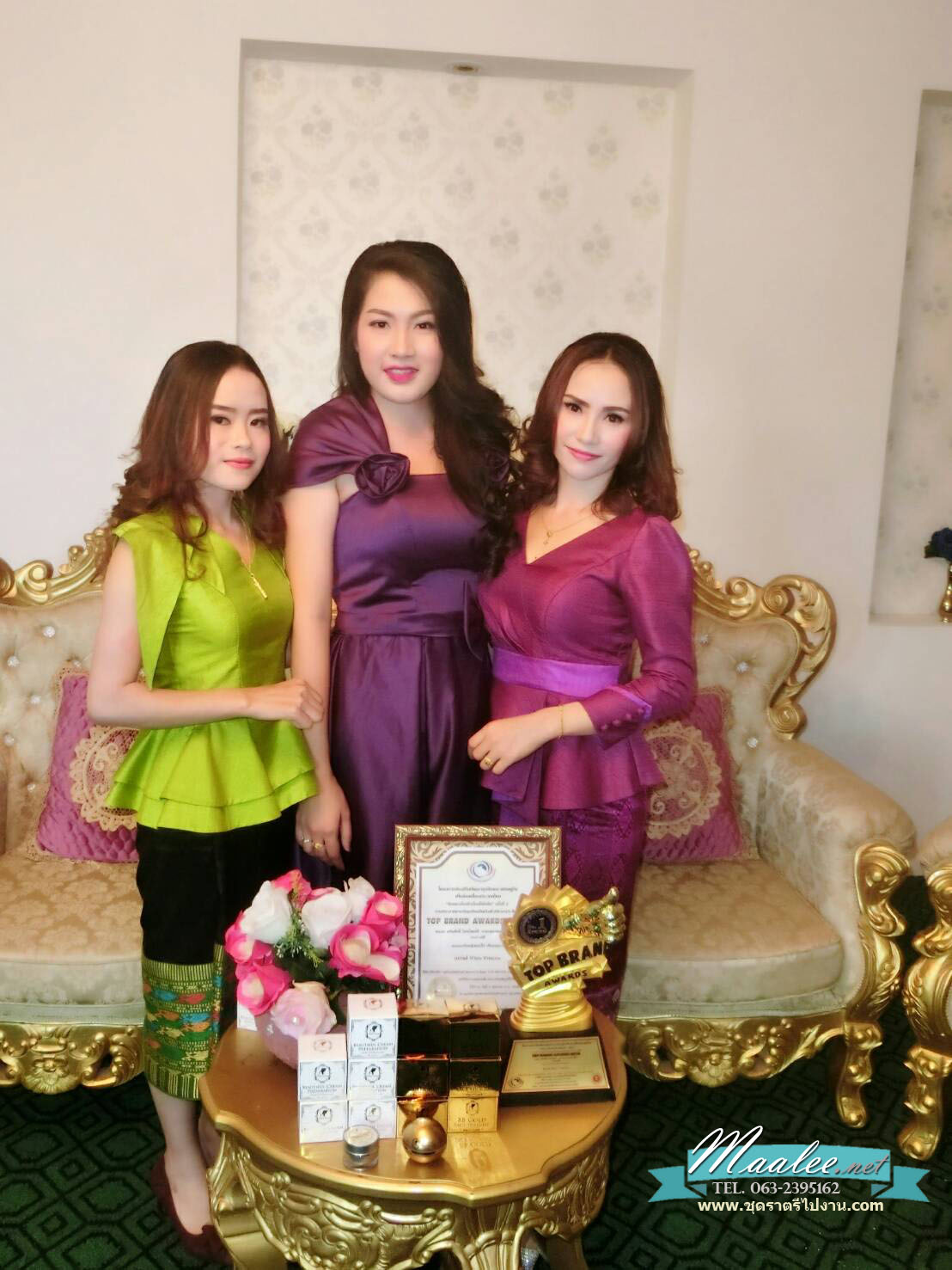 พร้อมเช่า ชุดราตรีสั้น สีม่วงเข้ม แบบเก๋ ปิดไหล่ แต่งดอกกุหลาบ กระโปรงทรง A จับจีบ แต่งโบว์ที่เอว