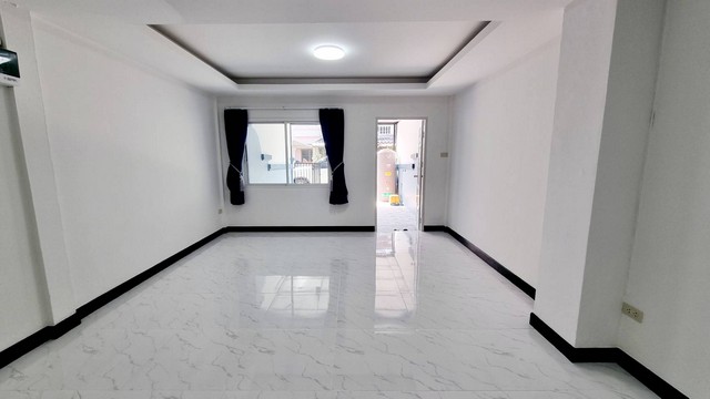 ขายทาวน์เฮ้าส์หมู่บ้านกรุงทอง 2 ชั้น 2 ห้องนอน 1 ห้องน้ำ รีโรเวทใหม่ พร้อมเข้าอยู่ ฟรีโอน