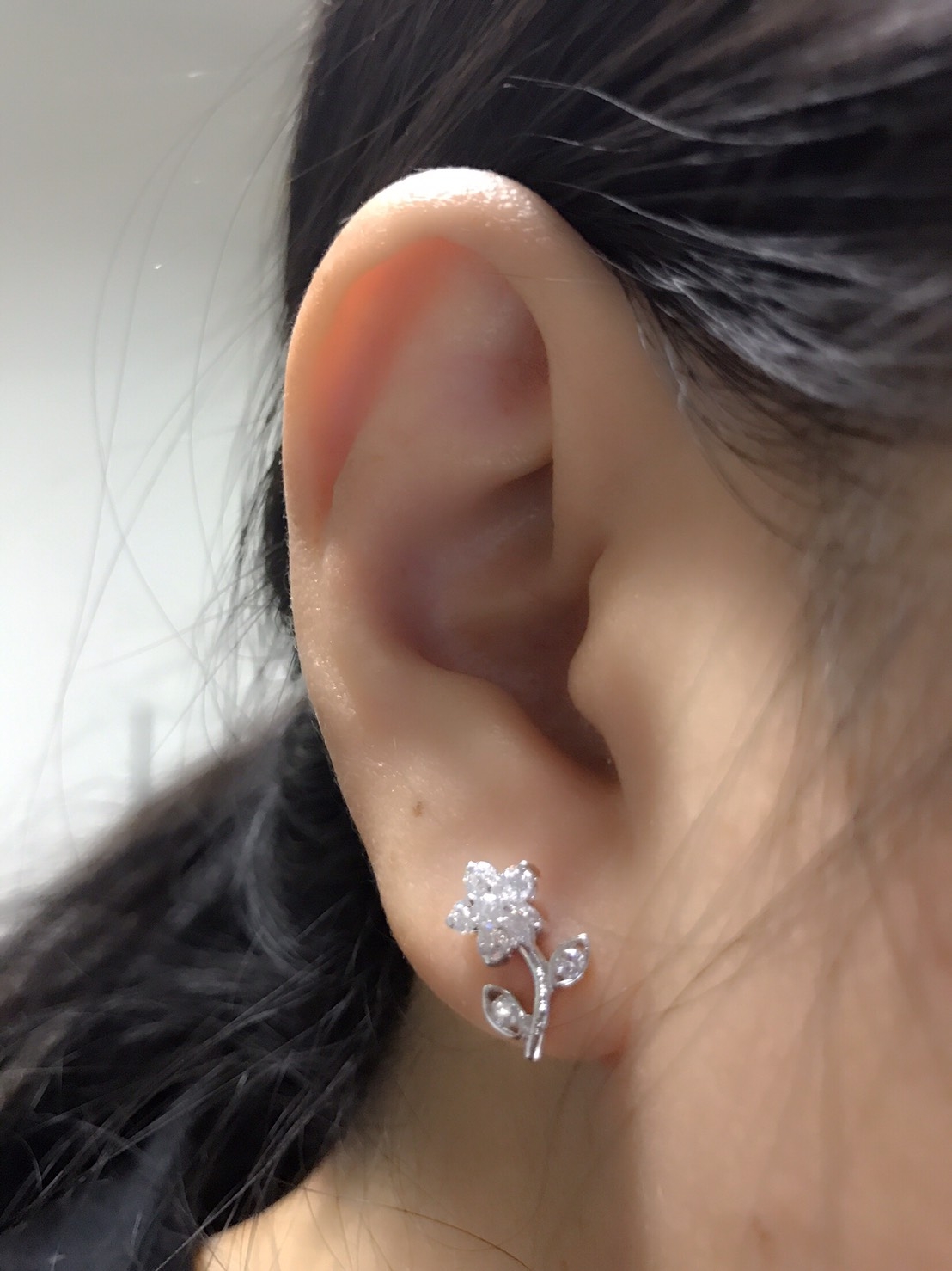 BE034RD ต่างหูเพชรCZ น่ารักๆๆ ดีไซน์รูปดอกไม้ เก๋สุดๆ ใส่ติดหูได้เลย