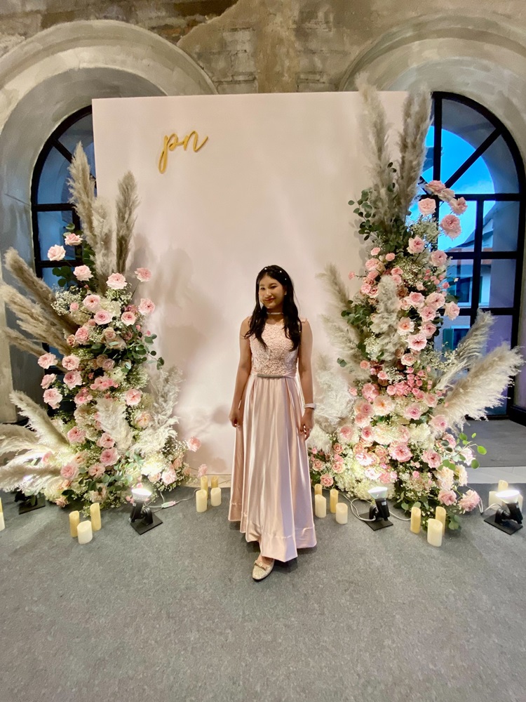 พร้อมส่ง ชุดราตรียาว แขนกุด สีชมพู อกแต่งลูกไม้ กรโปรงเนื้อผ้ามัน คาดเอวคริสตัล เซ็กซี่ผ้าหลัง เพิ่มเข็มกลัดโบว์ช่วงหลัง