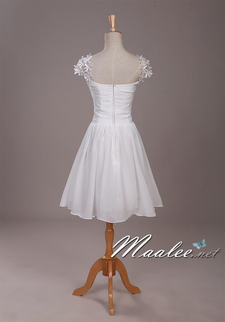 พร้อมเช่า ชุดราตรีสั้น สีขาว จับเดรปอกรูปหัวใจ ไหล่แต่งดอกไม้ 3 มิติสวยหวาน