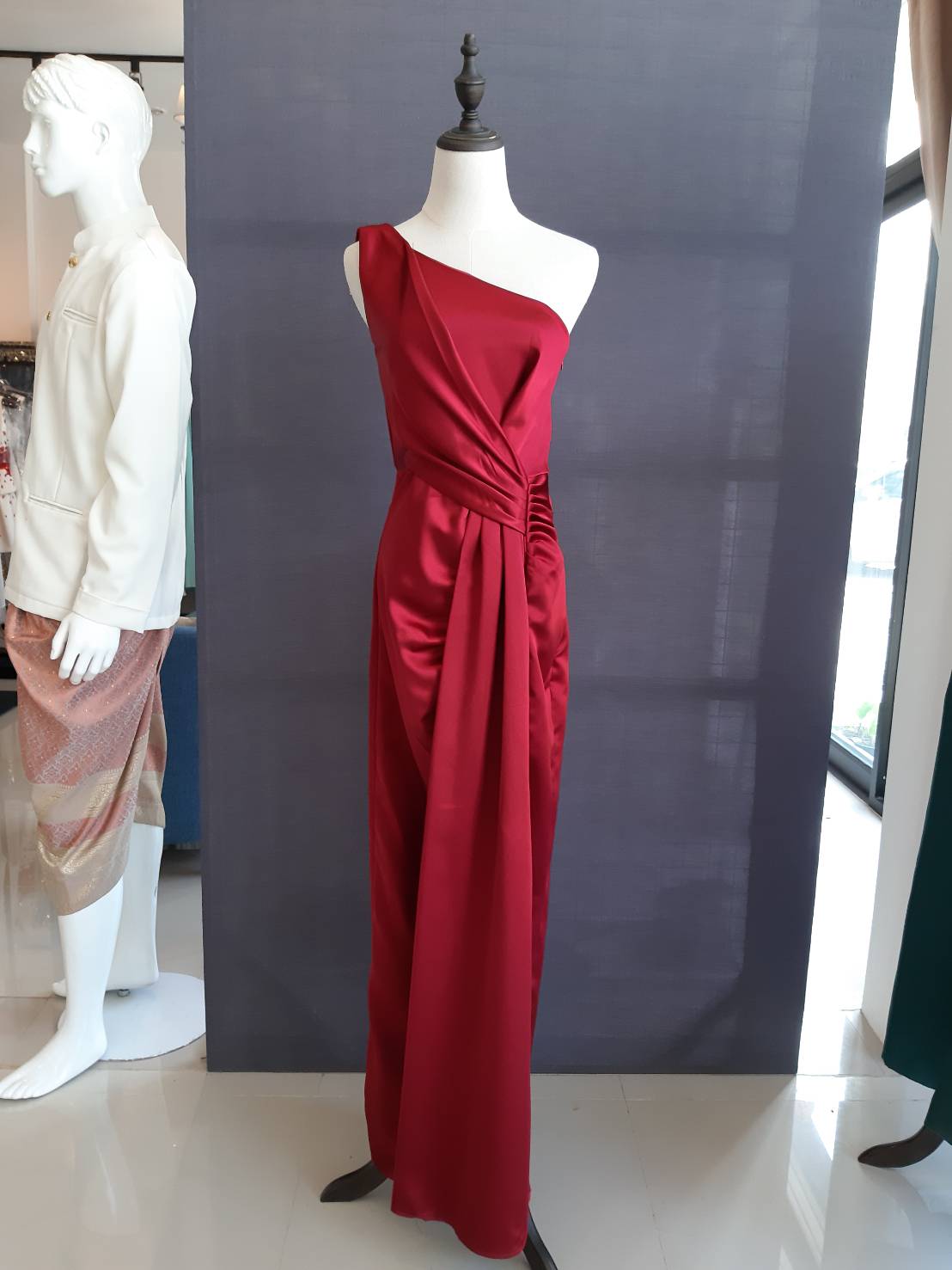 พร้อมเช่า ชุดเดรส เดรสไหล่เดียว แพทเทิร์นเก๋ จับเดรปหน้า สีแดง