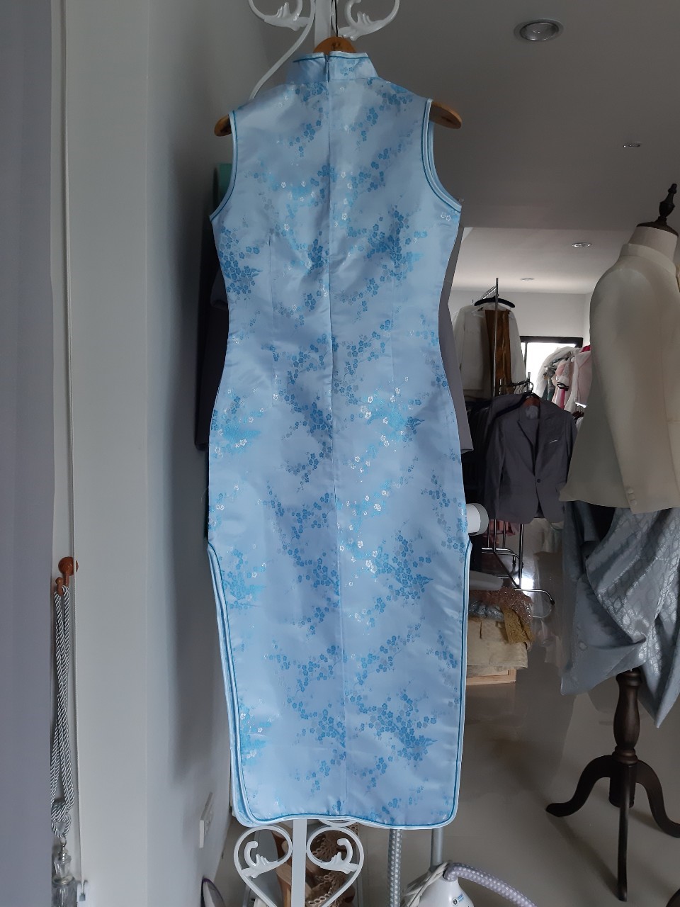 Pre-order กี่เพ้า แขนกุด สีฟ้า ลายดอกบ๊วย Cherry Blossom ผ้าไหมจีน กุ๊นขอบ ตัดเย็บอย่างดี