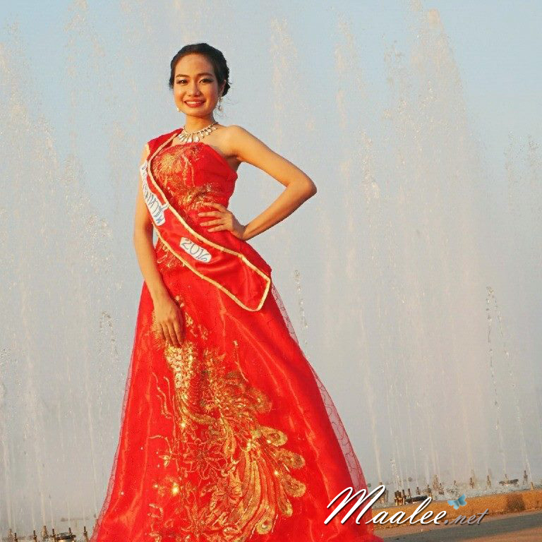 พร้อมส่ง ชุดราตรียาว เกาะอก สีแดง แต่งเลื่อมรูปลายนกยูง (ซิปหลัง)