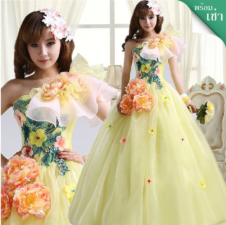 พร้อมเช่า ชุดแฟนซี ชุดราตรียาว สีเหลืองอ่อน ไหล่เฉียง แต่งระบายผ้าแก้ว และดอก Peony