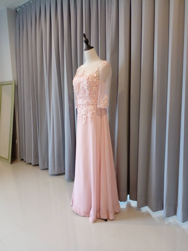 พร้อมส่ง ชุดราตรียาว สีชมพู แขนยาว แบบเรียบหรู แต่งลูกไม้เซาะดอก ปักลูกปัดมุก