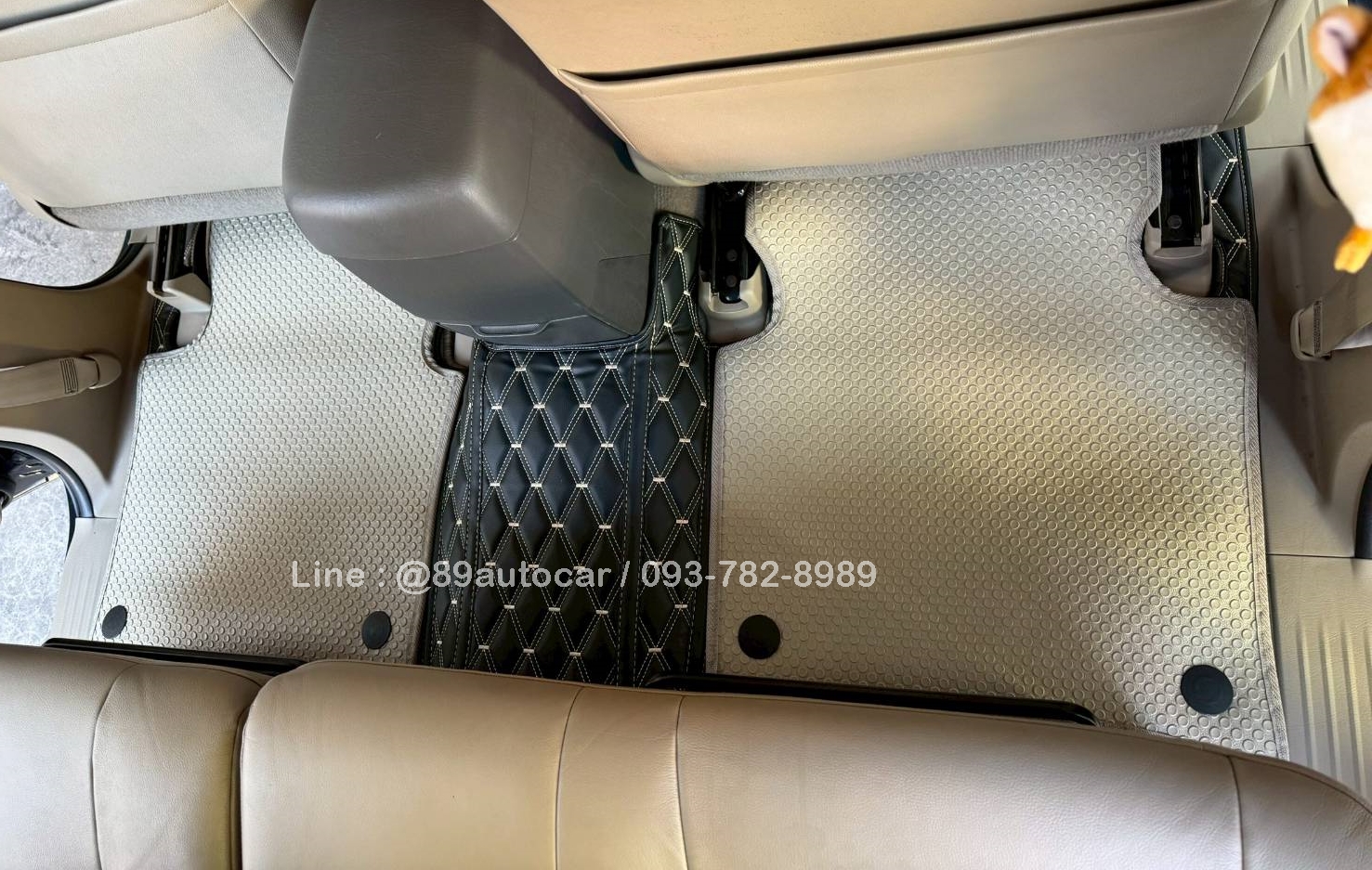 พรมรถยนต์ Toyota Fortuner 2013 ปูพรมVVIP สีดำด้ายทอง เสริมด้วยกระดุมเล็ก PVC สีครีม