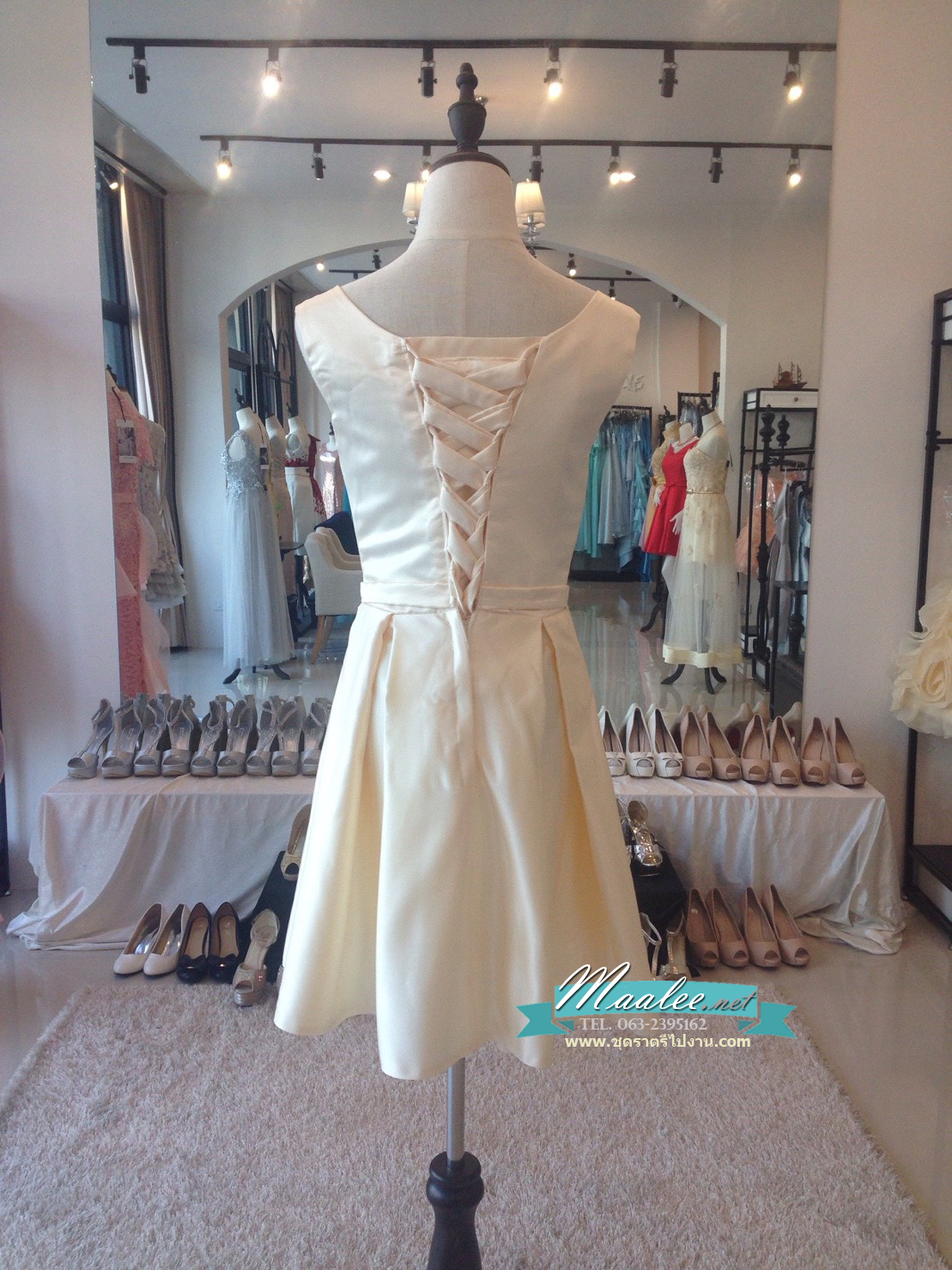 พร้อมเช่า ชุดราตรีสั้น แบบแขนกุด สีครีม (เชือกผูกหลัง)