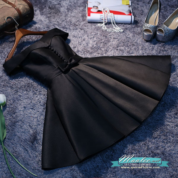 พร้อมเช่า ชุดราตรีสั้น แบบไหล่ปาด สไตล์วินเทจผ้าไหมดัชเชส กระโปรงทรง แต่งเม็ดกระดุม&โบว์ สีดำ (เชือกผูกหลัง)