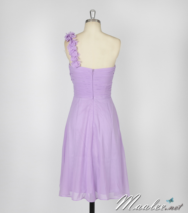 พร้อมเช่า ชุดราตรีสั้น เกาะอก ไหล่เดียว สีม่วง Lavender จับเดรปไขว์ช่วงหน้าอก แต่งดอกไม้ช่วงไหล่