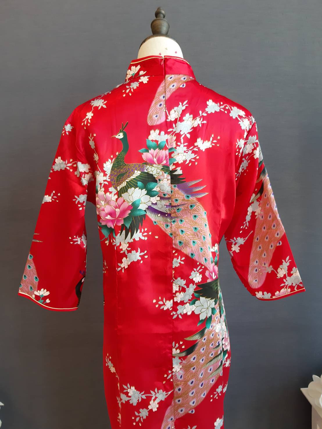 Pre-order กี่เพ้า สีแดง แขนสี่ส่วน ลายนกยูง ตัดเย็บอย่างดี