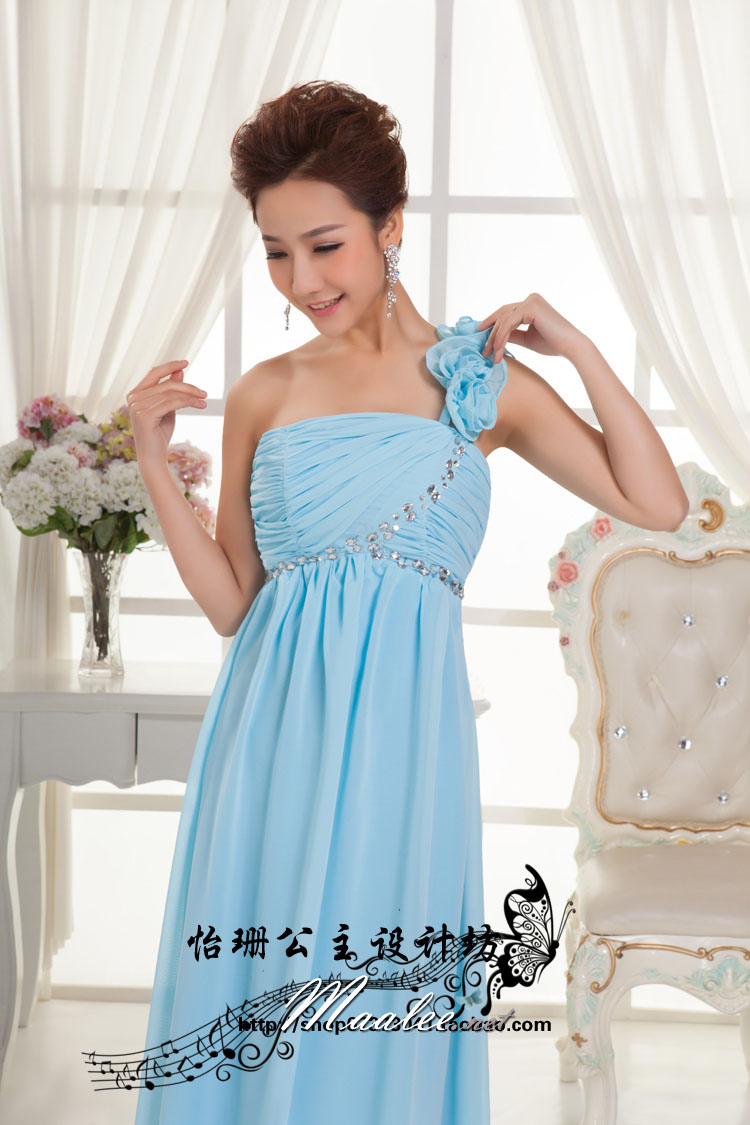 พร้อมเช่า ชุดราตรียาว เกาะอก ไหล่เดียว จับจีบเก๋ แต่งแถบคริสตัลช่วงอก สีฟ้าอ่อน