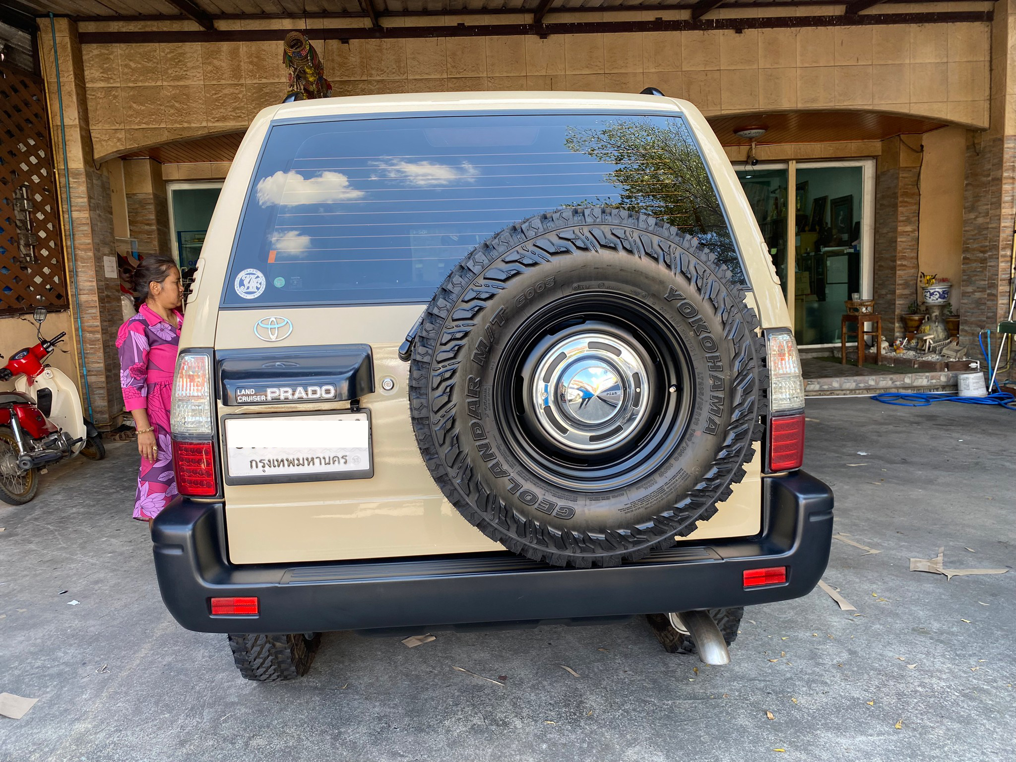 พรมดักฝุ่น toyota prado 95 ปูพรม 7D สีน้ำตาลเข้ม + ไวนิลดักฝุ่นสีครีม เต็มคัน