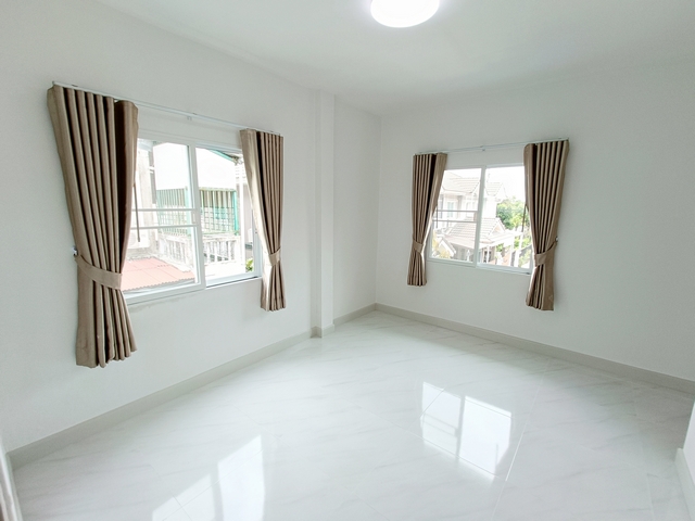 ขายทาวน์เฮ้าส์หมู่บ้านกรุงทอง สายไหม33 แบบ 3 ห้องนอน 2 ห้องน้ำ รีโรเวทใหม่ พร้อมเข้าอยู่ ฟรีโอน