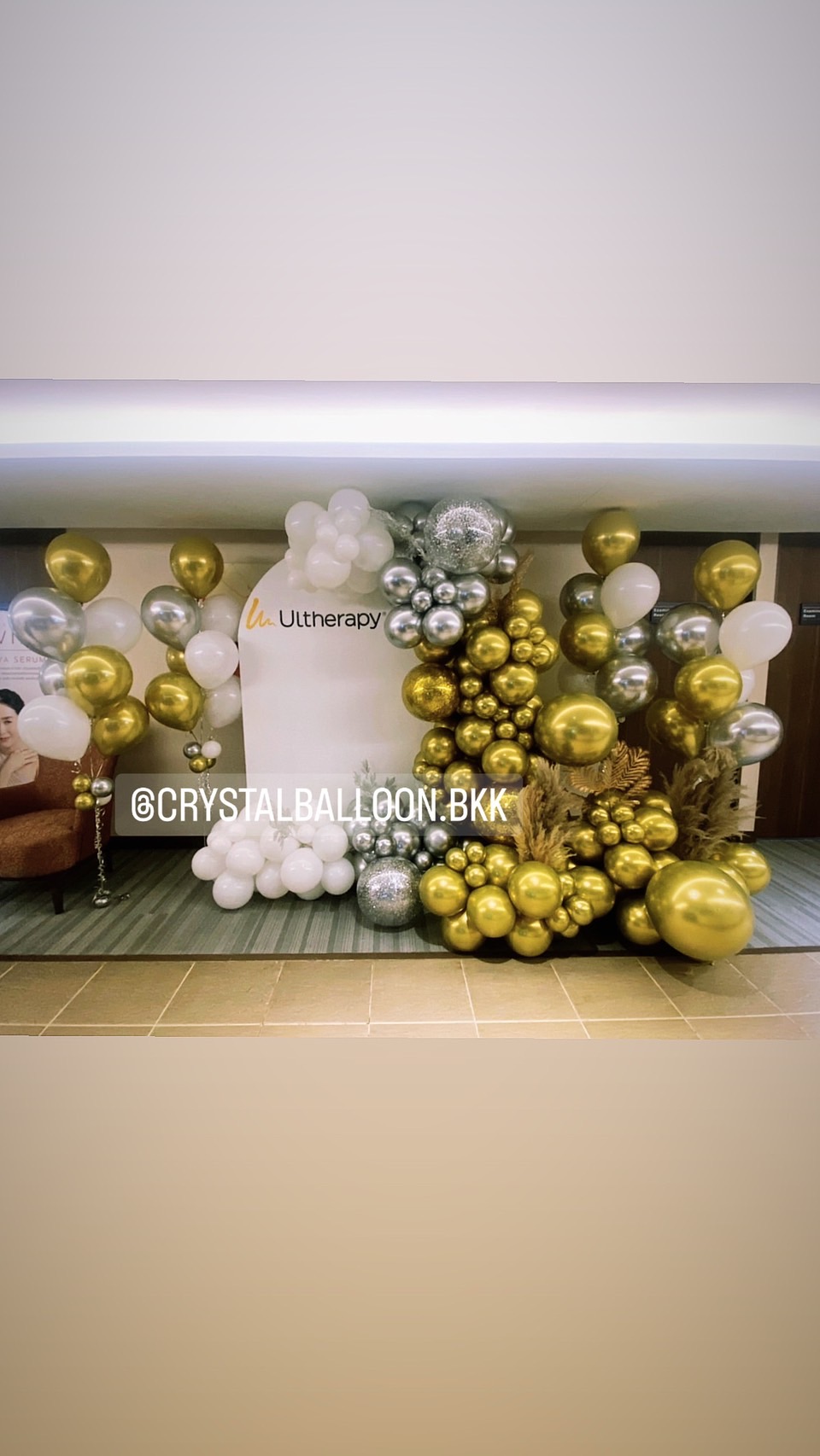 Organic Backdrop เปิดงาน 1 ฉาก Theme เงิน-ทอง พร้อมตกแต่ง ช่อลูกโป่ง 7 ลูก 4 ช่อ ราคาโทรสอบถาม สามารถเปลี่ยนสีลูกโป่ง/เปลี่ยนข้อความได้