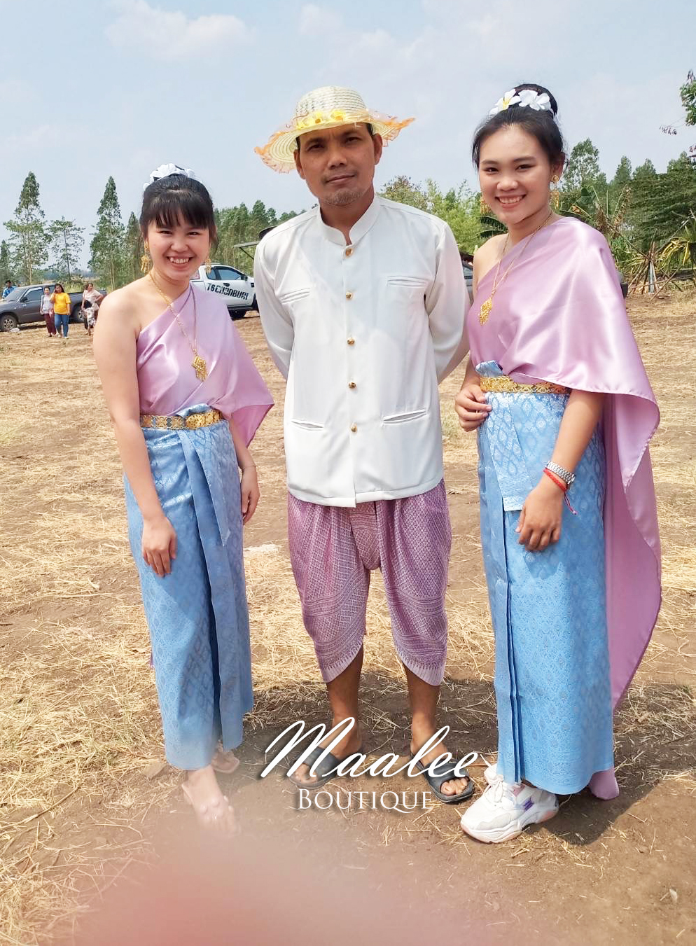 เช่า ชุดไทย ชุดเพื่อนเจ้าสาว ชุดไทยผ้าถุงสีฟ้าเทาเงิน สไบเรียบสีกลีบบัว