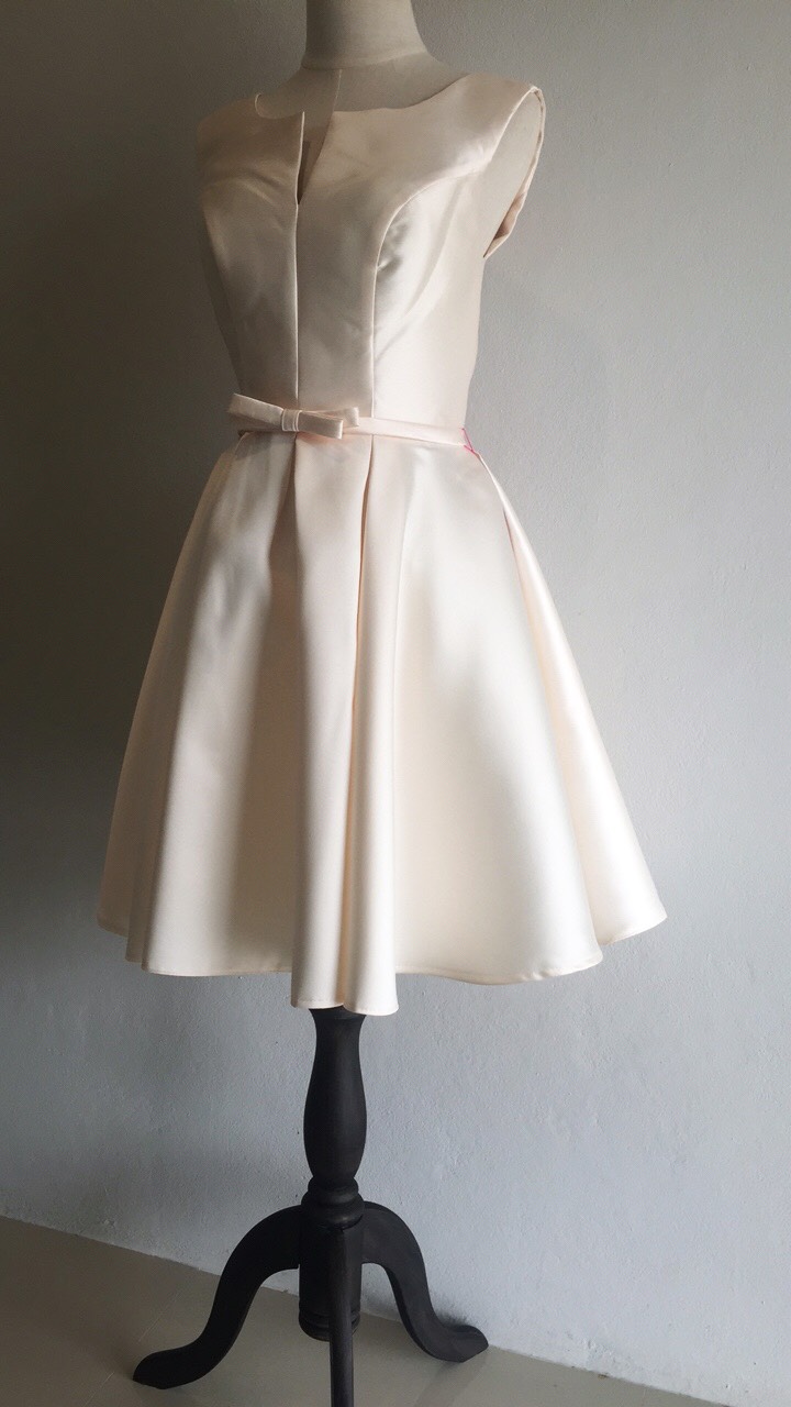 พร้อมเช่า ชุดราตรีสั้น แบบแขนกุด ผ้าซาตินเรียบหรู กระโปรงทรงA แต่งโบว์2ชั้น ช่วงเอว สีครีม Champagne (เชือกผูกหลัง)
