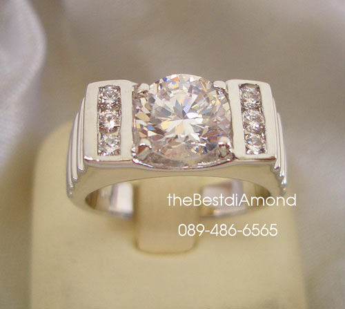 BR814RD+++แหวนชายเพชร 1 กะรัต แบบตัวเรือนยกสูง+++ดูดีมีระดับมากๆๆ หรูหราพอสมควร ตัวเรือนด้านบนยกสูงเล็กน้อย เพชรเล่นไฟดีสุดๆ เหมือนงานร้านจิวเวลลี่เลย